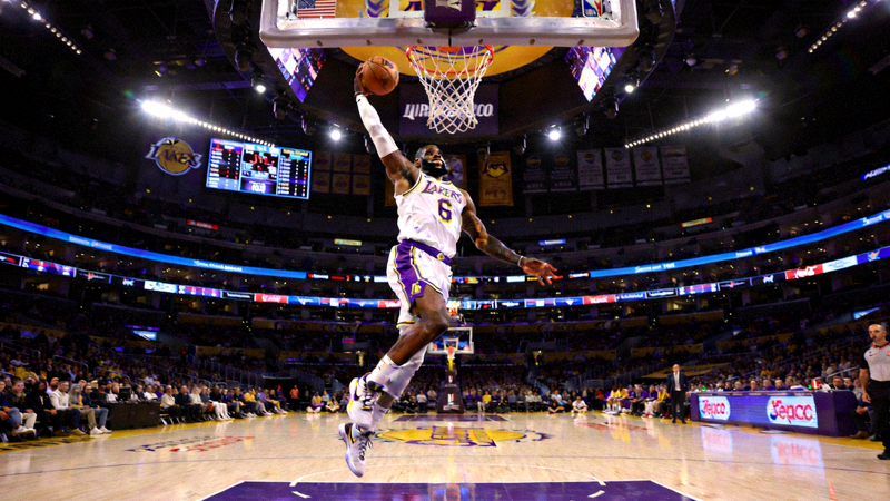 NBA湖人队对阵勇士队比赛直播画面，篮球场上运动员投篮瞬间
